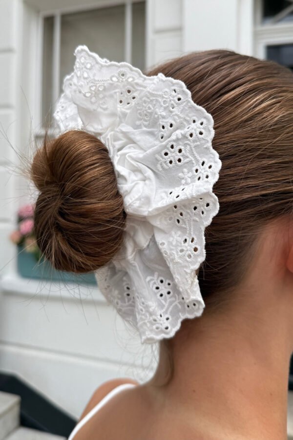 Broderie Scrunchie