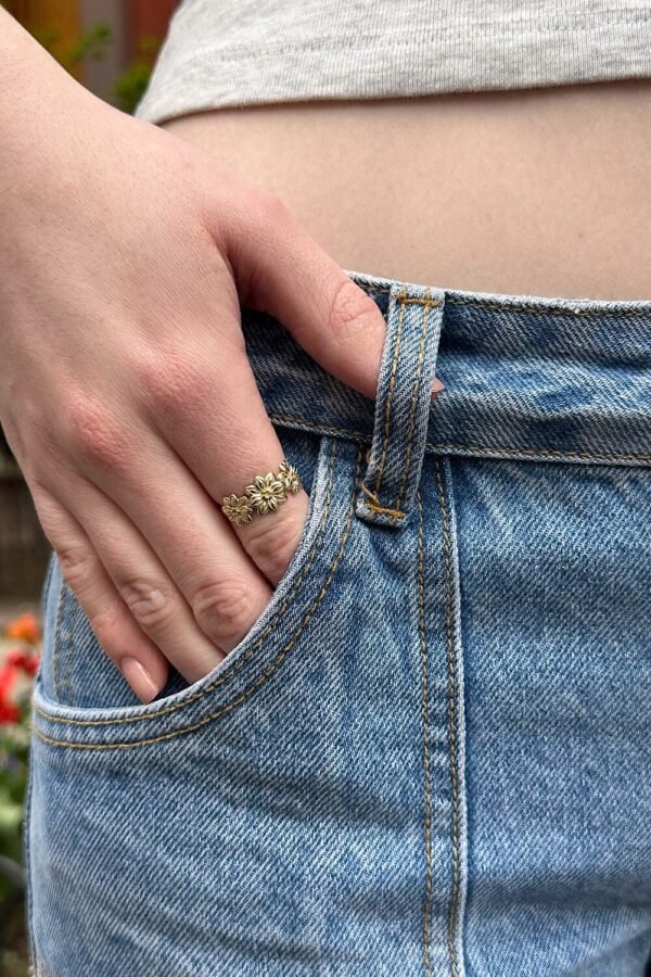 MU449G367CP888-01_7c599526-4f43-40b7-b0e0-2b2798b83a93 Flowers Ring